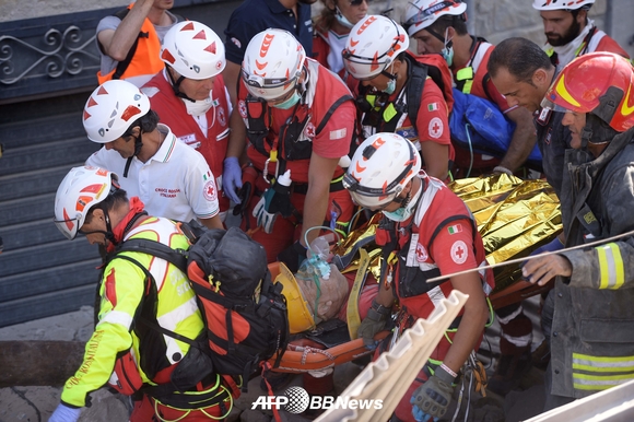 이탈리아 지진 현장서 구출된 생존자