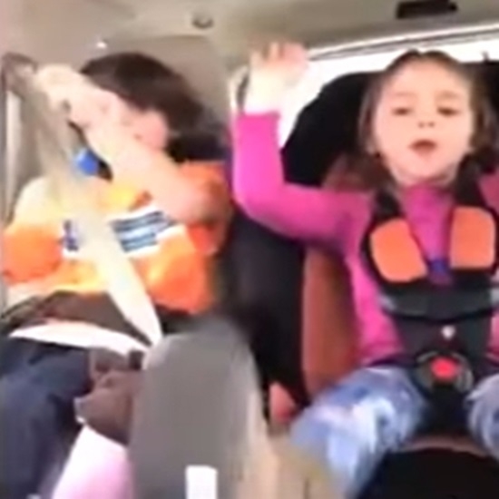 [쿠키영상] “노래하는 딸의 모습 찍다가...” 운전 중 한눈 판 엄마의 비극