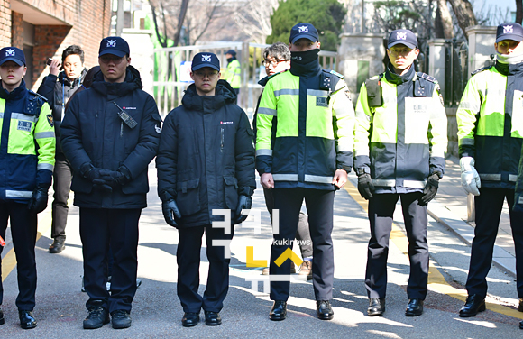 박근혜 전 대통령 사저 앞 경계하고 있는 경찰들