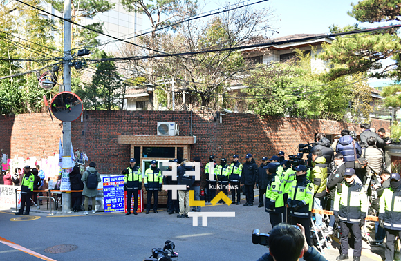 박근혜 전 대통령 사저 앞 취재진과 경찰