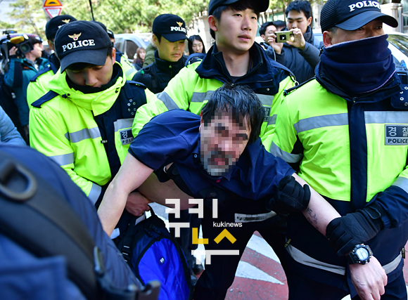 박근혜 전 대통령 지지자, 사저 앞에서 고성으로 경찰 연행