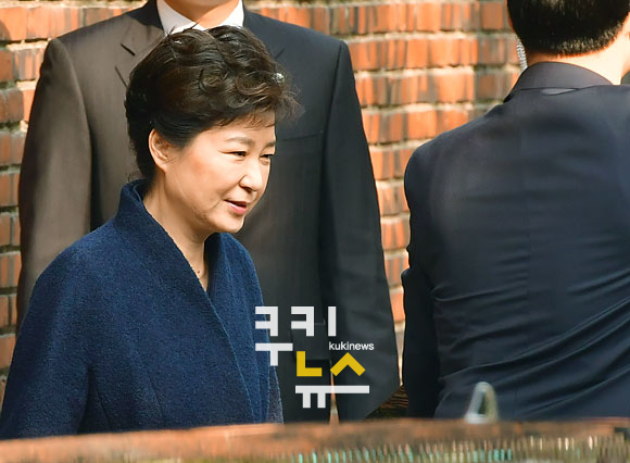 박근혜 전 대통령 ‘오늘도 올림머리'