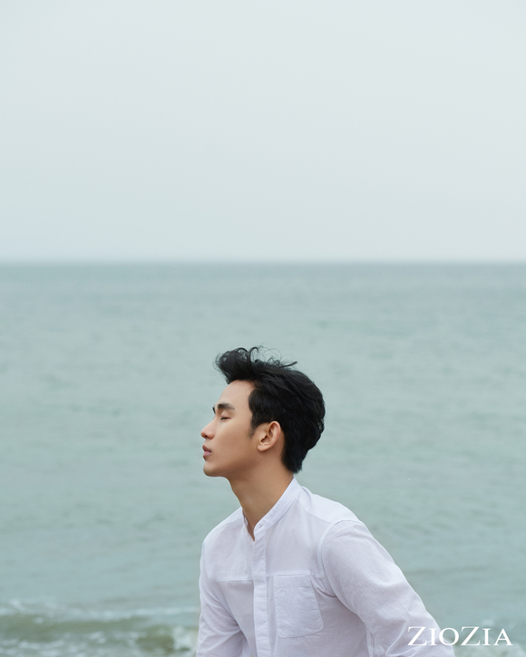 김수현, 바닷가의 조각상