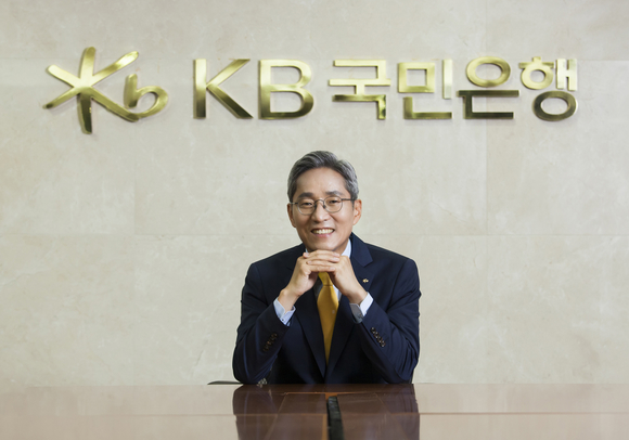 윤종규 KB금융 회장, 4차 산업혁명 대응 ‘KB형 감성 소통 리더십’
