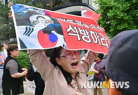 울부짖는  박 전 대통령 지지자들