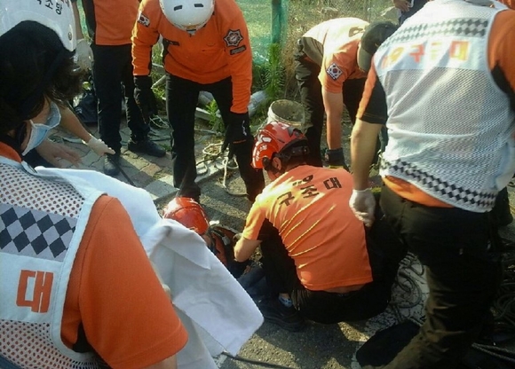 [2보] 군산 맨홀서 인부 2명 추락...1명 위독·1명 실종