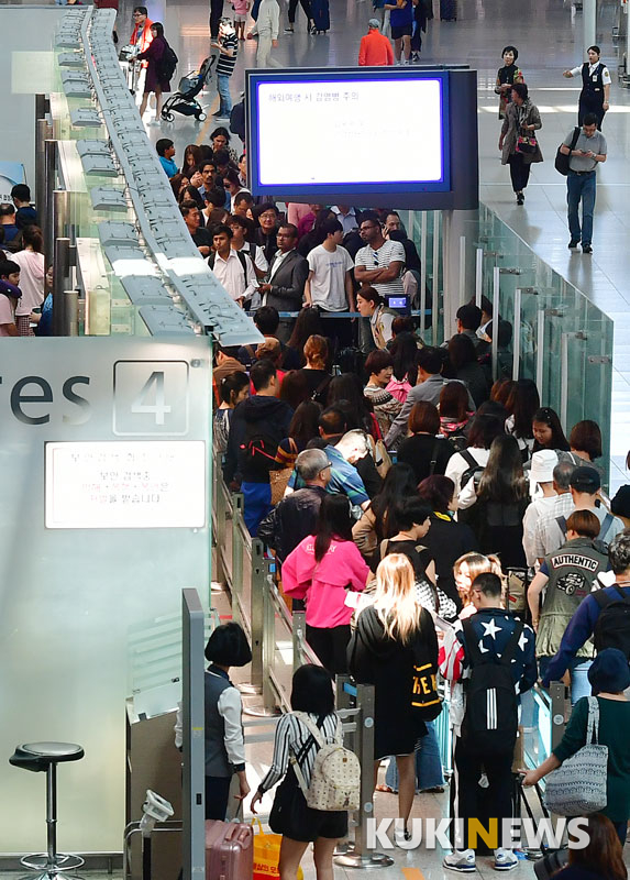 해외여행객으로 붐비는 인천국제공항 출국장