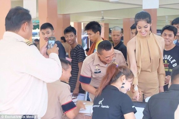 태국 징병검사장에 나타난 아리따운 여성의 정체... 트랜스젠더도 군대 갈까?