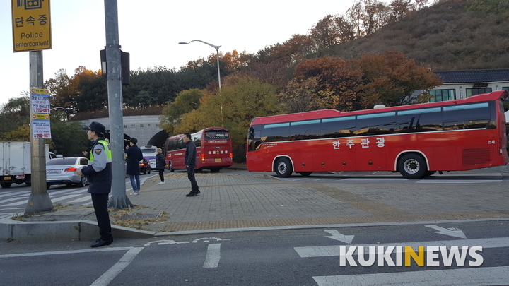 [순간 포착] 서울월드컵경기장 인근 도로 막아선 전세차량