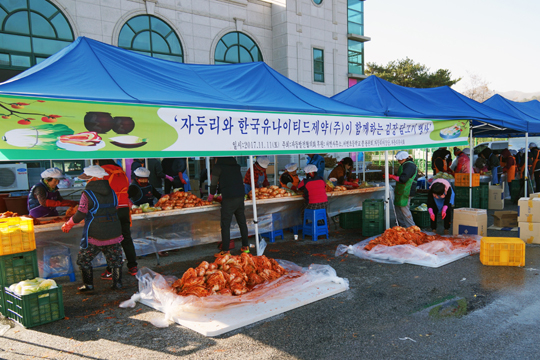 한국유나이티드제약, 철원군 주민들과 김장행사 열어