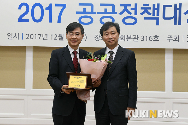 '2017 공공정책대상' 입법 부문 수상한 조경태 위원장
