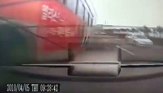 [쿠키영상] ‘울산버스사고’ 블랙박스 공개, 무리한 끼어들기가 원인?…사고 유발 운전자 긴급체포