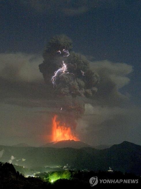 일본 화산 폭발… 연기 5000m 치솟아