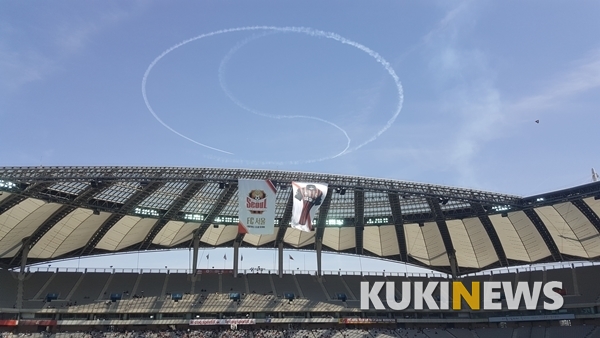 [순간포착] 서울월드컵경기장 위에 태극 수 놓은 전투기 ‘블랙이글스’