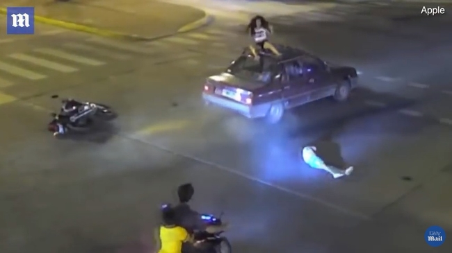 [쿠키영상] '어리둥절' 교통사고 당한 후 차량 지붕 위에 올라앉은 소녀