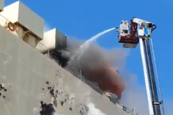 [쿠키영상] ‘인천항 화재’ 6시간 동안 불길 안 잡혀! 원인은 엔진 과열?…“하늘 뿌옇고 탄내 심해”