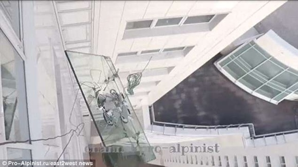 [쿠키영상] 47층 고층건물에서 유리창을 놓쳐버린 ‘아찔한’ 순간