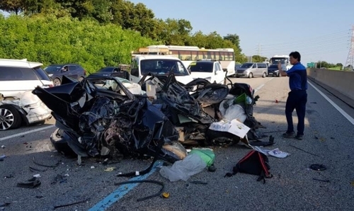 경부고속도로서 6중 추돌 사고…7명 부상