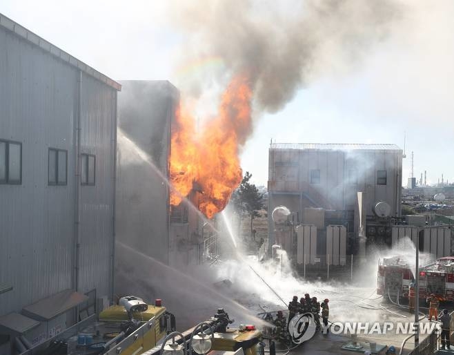 울산 가스공장 화재…큰 불길 잡혔다 