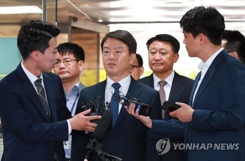 ‘정치개입 의혹’ 강신명·이철성 前 경찰청장, 나란히 영장심사