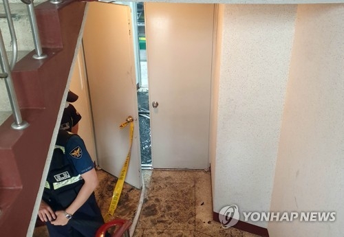 천안 아파트서 방화 추정 화재…냉장고 안에서 성인 남녀 시신 발견