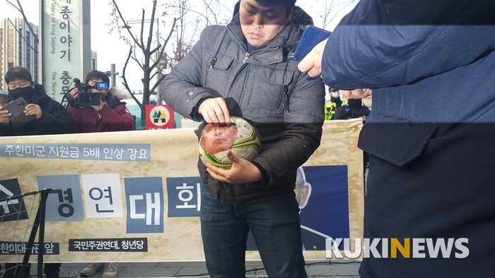 ‘해리스 참수 대회’ 외교적 결례 우려에 경찰·주최측 ‘옥신각신’