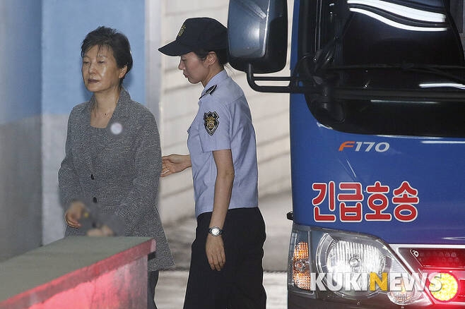 박근혜 징역 20년, 전보다 10년 감형…“정치적 파산·나이 고려”