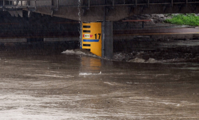 순식간에 들이닥친 빗물…집중 호우에 속수무책 ’지하차도’