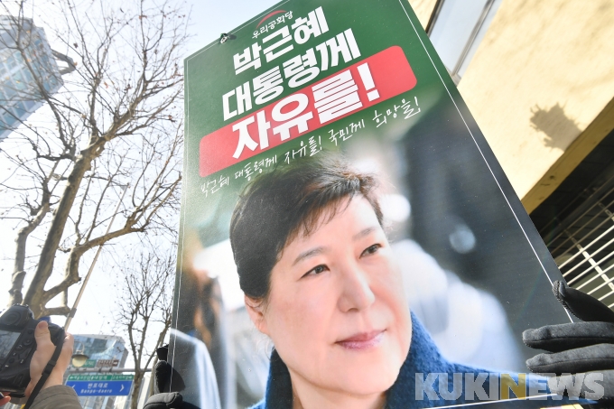 ‘국정농단’ 박근혜, 징역 20년으로 마침표…“법치사망”·“무죄석방” 반발도