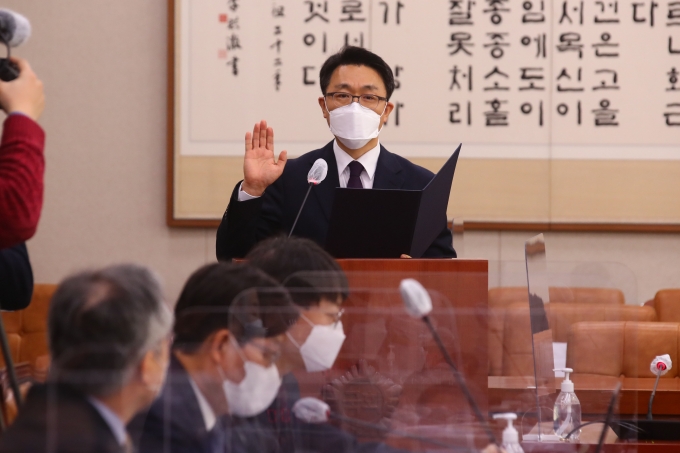 “김진욱 두둔하려면 청문회 왜하나”… 공수처장 인청, 시작부터 살얼음판