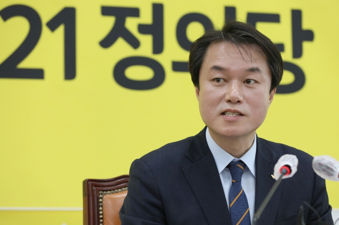 김종철 정의당 대표 불명예 퇴진… 성추행 인정