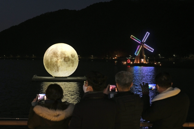 “2개의 달이 떴소”…달성군, 송해공원에 보름달 조형물 설치