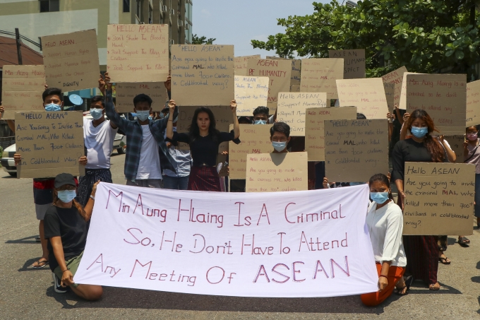 아세안 정상, 피 묻은 손 맞잡나…미얀마 군부 비판 속 참석 