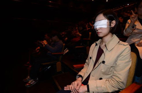 장애인 영화체험을 하는 국민일보 전수민 기자. 사진=김지훈 기자