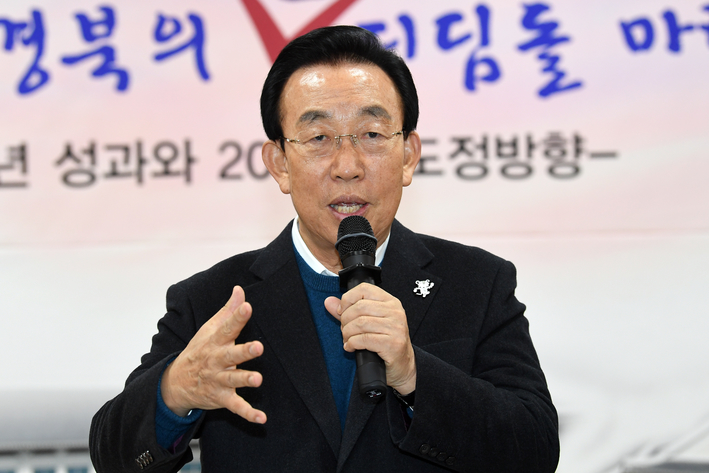 김관용 경북도지사가 28일 기자회견에서 2018년도 5대 도정 방향을 설명하고 있다.