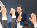 [쿠키영상] ‘오늘의 스타’ 박정엽 기자, 질의 받는 문 대통령에 “지지자들 격한 표현에 한마디”…“왜 부끄러움은 내 몫이야”