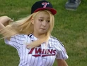 [쿠키영상] ‘윤보미 시구, 아직도 화제’ 투수판 밟고 힘차게 던진 공, 스트라이크!…“역대급 시구 인정”