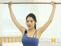 [쿠키영상] 모델 서리나의 겨드랑이 림프 마사지하는 독소 배출 운동…봉체조