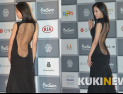 [쿠키영상] 강한나, '엉덩이 문신 아냐' 파격 노출 드레스 오해 해명…
