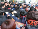 한국GM 창원공장 비정규직 ‘대량해고’ 철회 주장… 사측과 몸싸움 벌이기도
