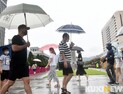 [오늘 날씨] 비 내리는 광복절… 경기남부 300㎜ 이상