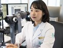 [칼럼] '코로나 집콕'으로 젊은 ‘스마트폰 노안’ 환자가 늘고 있다