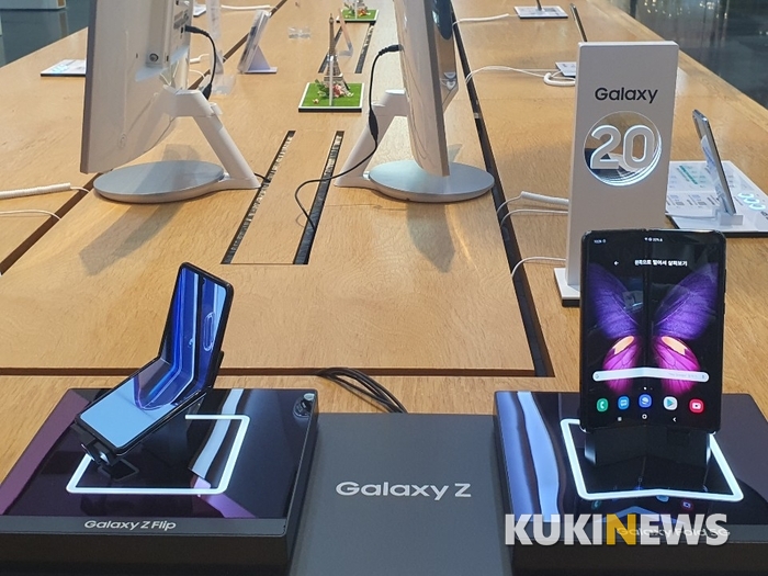 갤럭시Z플립(사진 왼쪽)과 전작인 갤럭시폴드(사진 오른쪽)을 비교한 모습. 갤럭시폴드가 훨씬 크게 느껴진다. 사진=쿠키뉴스