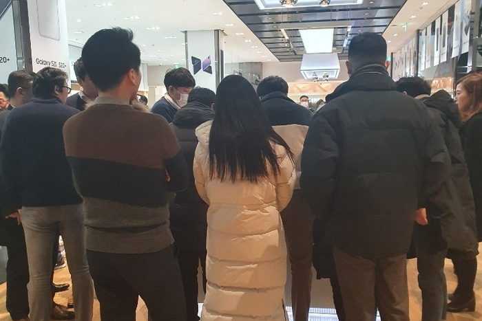 갤럭시Z플립을 써보기 위해 모인 사람들. /사진=쿠키뉴스