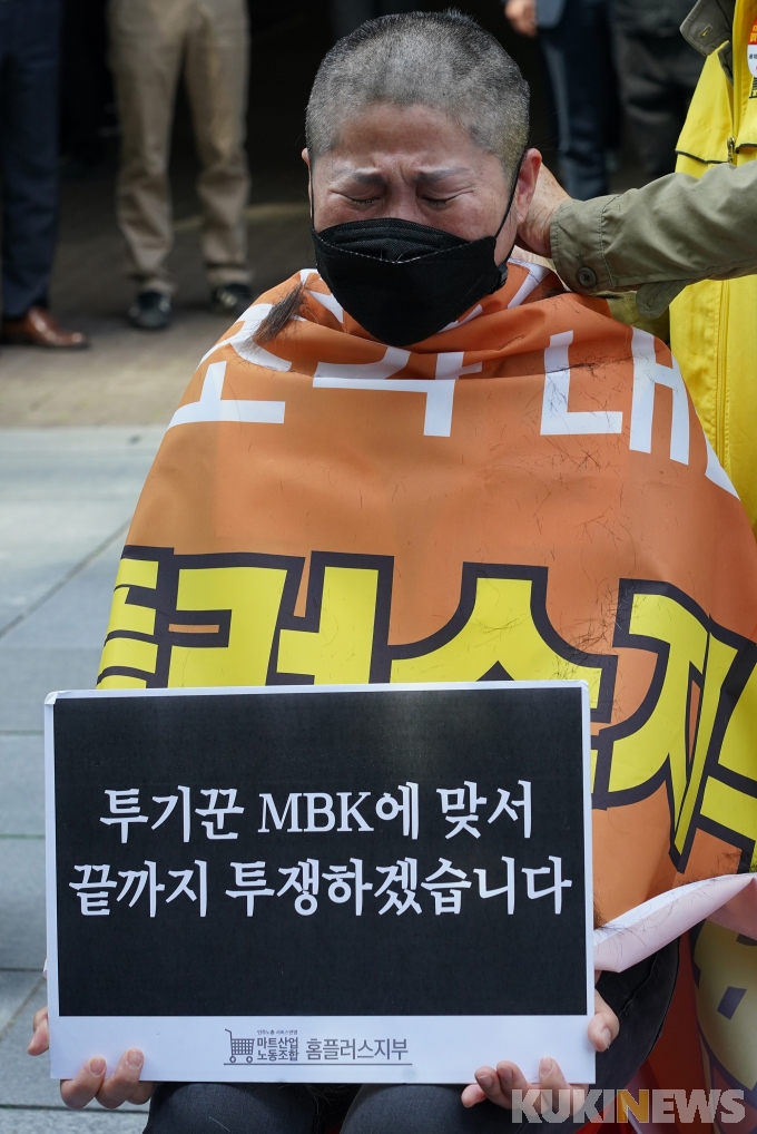 [쿠키포토] 홈플러스 여성 노동자들 '집단 삭발'