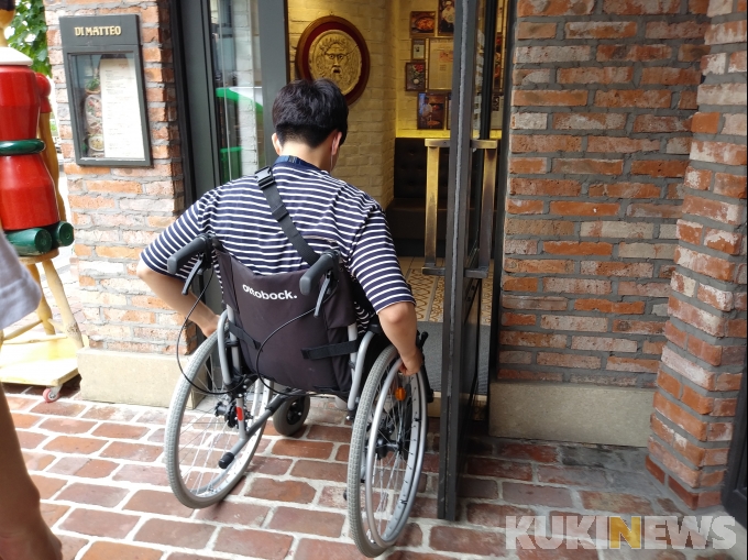 휠체어 이용자도 갈 수 있는 동네 맛집 지도 만드는 사람들