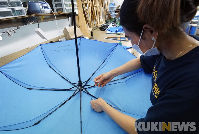 [비소식이 반가운 그곳] 장마철 든든한 ‘방패’ 우산공장