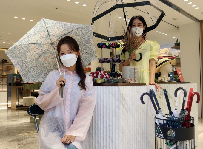 [유통 단신] 신세계백화점, 英왕실 사용 '펄른' 우산 선봬