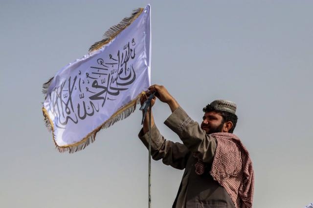 탈레반, 9·11 테러 20주기에 ‘상징기’ 걸었다