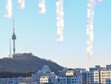 아파트 창가에 주렁주렁 매달린 고드름 